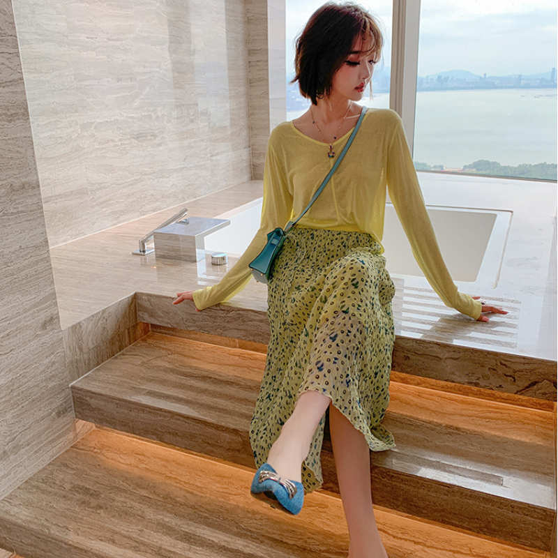 キャンディーイエローVネックTシャツ×モダンプリントプリーツロングスカート
