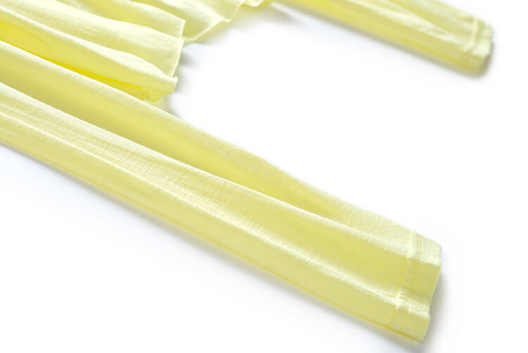 キャンディーイエローVネックTシャツ×モダンプリントプリーツロングスカート