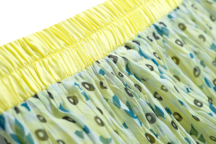 キャンディーイエローVネックTシャツ×モダンプリントプリーツロングスカート