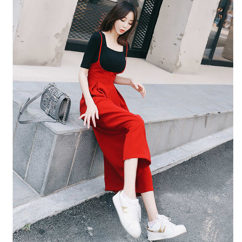 スクエアネック半端袖Tシャツ×タック入りサロペットガウチョパンツ