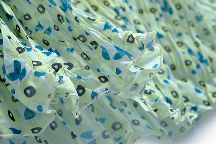 キャンディーイエローVネックTシャツ×モダンプリントプリーツロングスカート