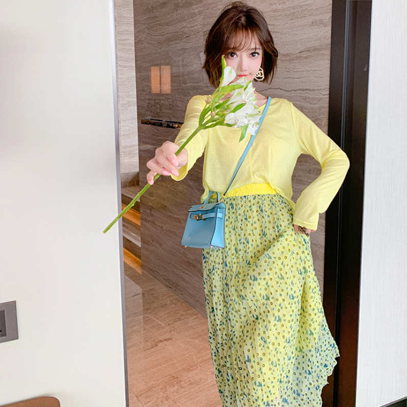 キャンディーイエローVネックTシャツ×モダンプリントプリーツロングスカート