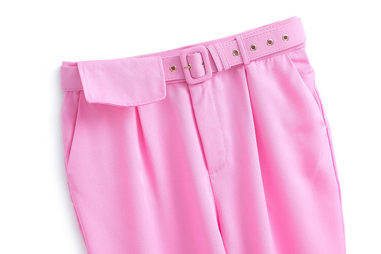 チェーンネックレス付きノースリーブブラウス×ベルト付きテーパードパンツ