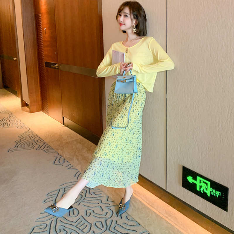 キャンディーイエローVネックTシャツ×モダンプリントプリーツロングスカート