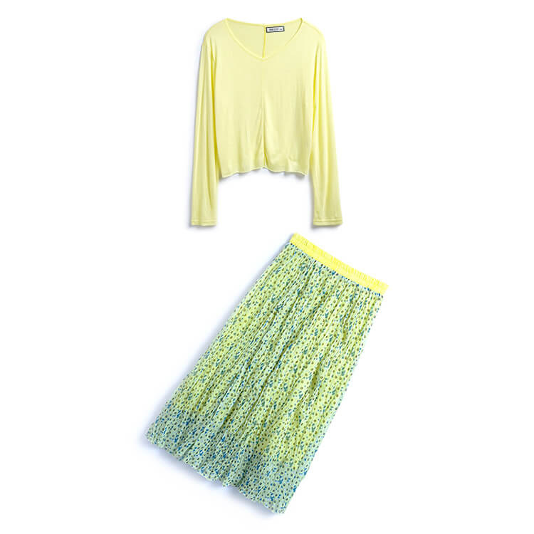 キャンディーイエローVネックTシャツ×モダンプリントプリーツロングスカート