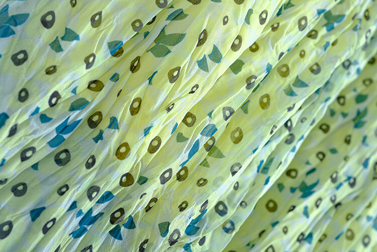 キャンディーイエローVネックTシャツ×モダンプリントプリーツロングスカート