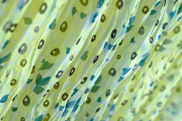 キャンディーイエローVネックTシャツ×モダンプリントプリーツロングスカート