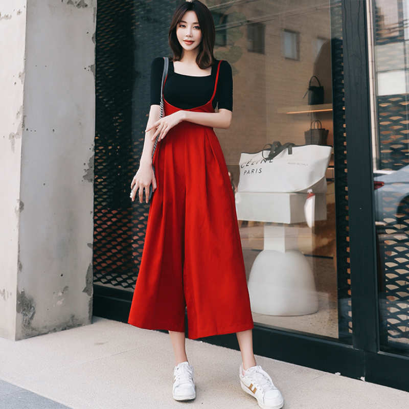 スクエアネック半端袖Tシャツ×タック入りサロペットガウチョパンツ