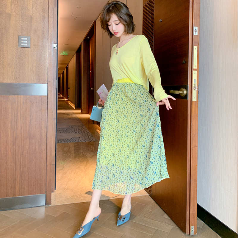 キャンディーイエローVネックTシャツ×モダンプリントプリーツロングスカート