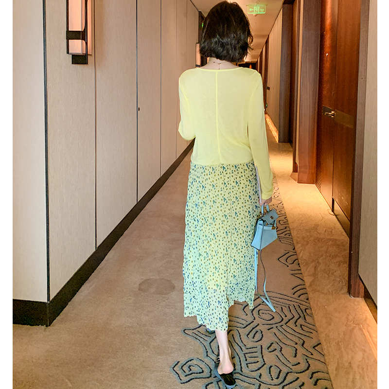 キャンディーイエローVネックTシャツ×モダンプリントプリーツロングスカート