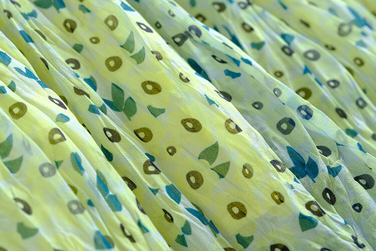 キャンディーイエローVネックTシャツ×モダンプリントプリーツロングスカート