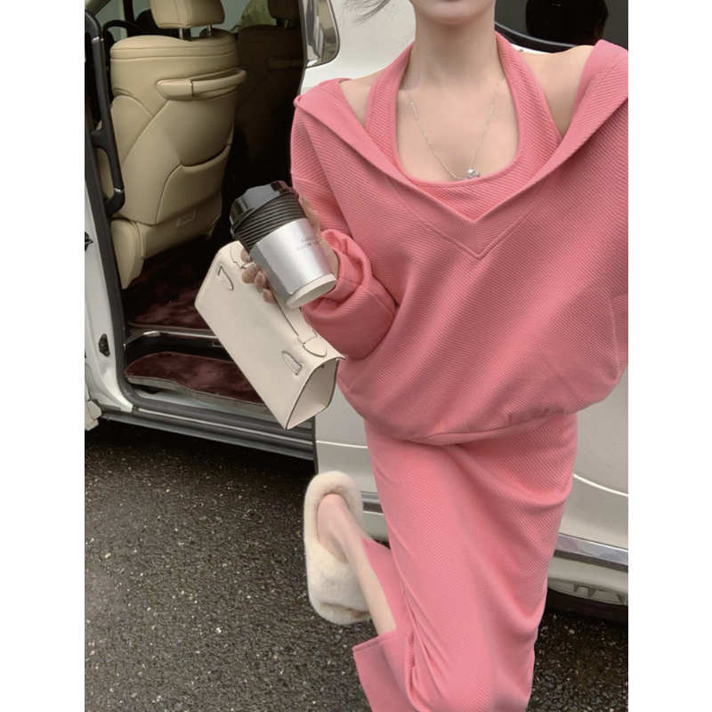 フーディーオーバーニット×ホルターネックニットワンピース