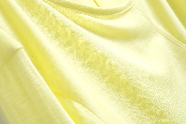 キャンディーイエローVネックTシャツ×モダンプリントプリーツロングスカート