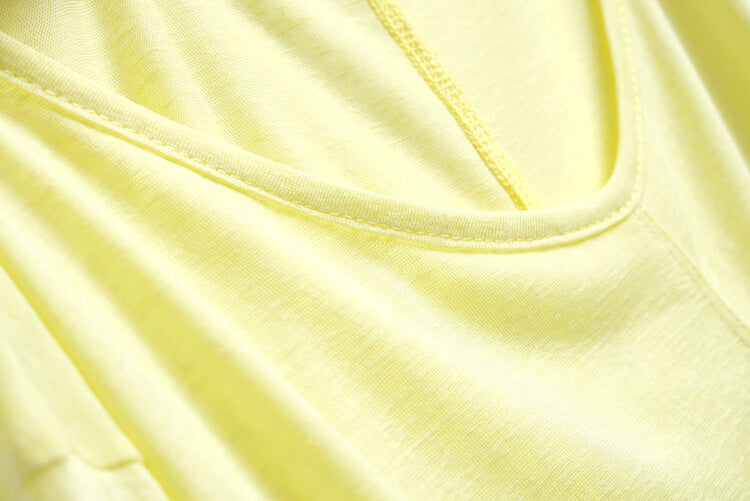 キャンディーイエローVネックTシャツ×モダンプリントプリーツロングスカート