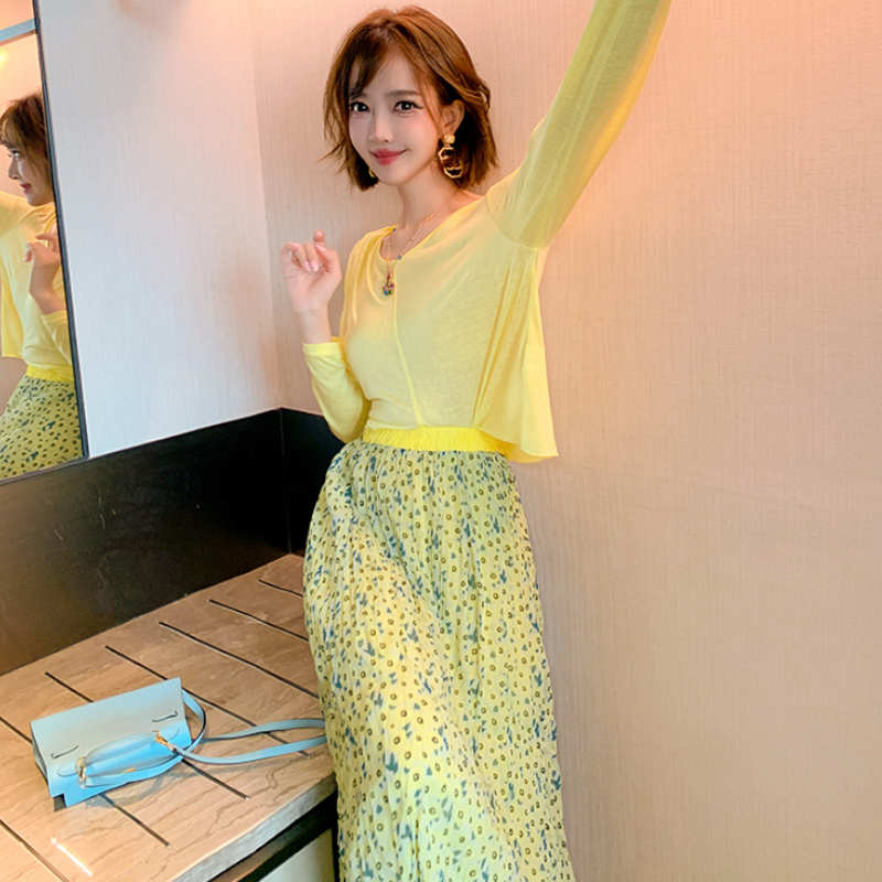 キャンディーイエローVネックTシャツ×モダンプリントプリーツロングスカート