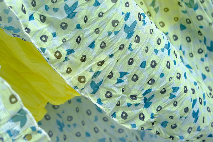 キャンディーイエローVネックTシャツ×モダンプリントプリーツロングスカート