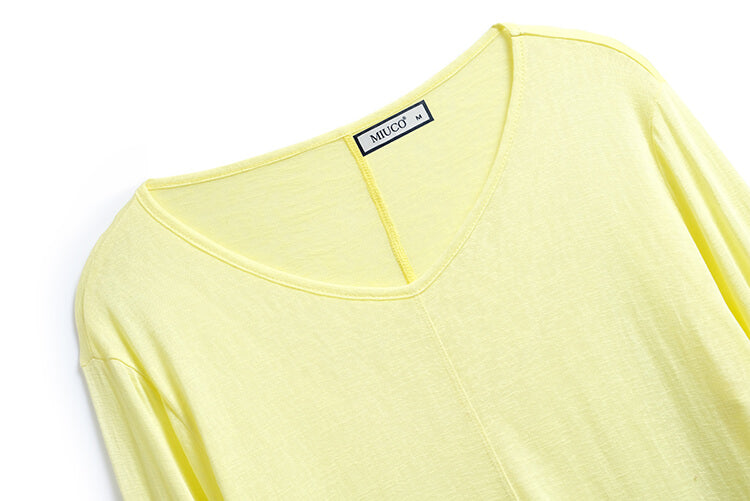 キャンディーイエローVネックTシャツ×モダンプリントプリーツロングスカート