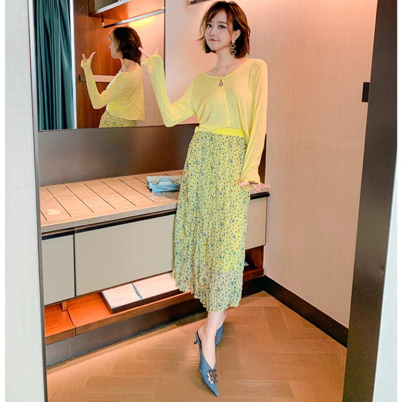 キャンディーイエローVネックTシャツ×モダンプリントプリーツロングスカート