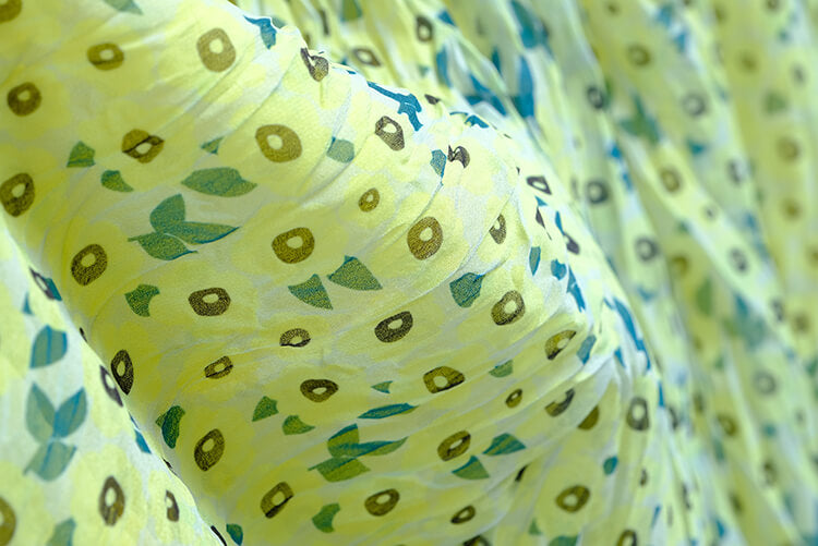 キャンディーイエローVネックTシャツ×モダンプリントプリーツロングスカート