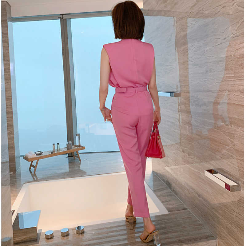 チェーンネックレス付きノースリーブブラウス×ベルト付きテーパードパンツ