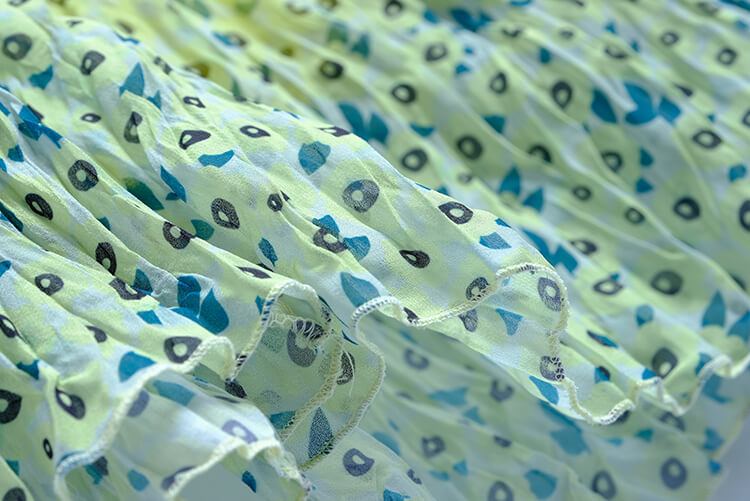 キャンディーイエローVネックTシャツ×モダンプリントプリーツロングスカート