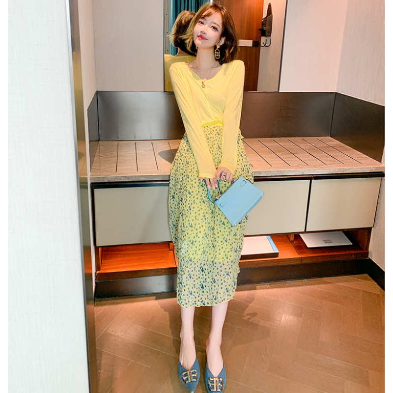 キャンディーイエローVネックTシャツ×モダンプリントプリーツロングスカート