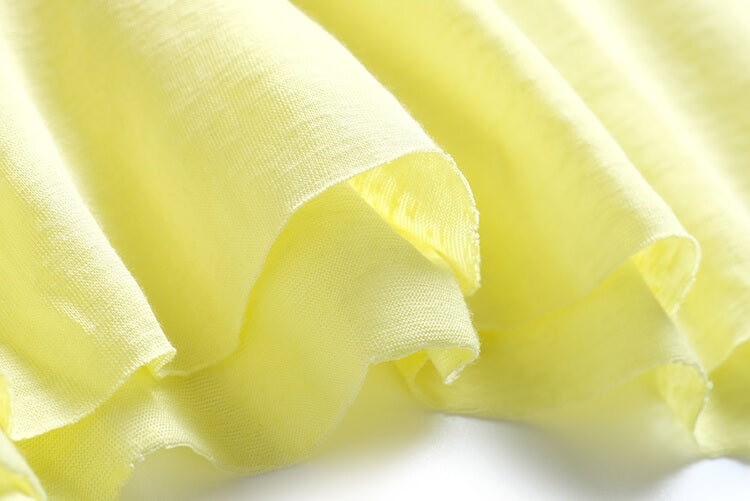 キャンディーイエローVネックTシャツ×モダンプリントプリーツロングスカート