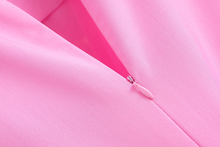 チェーンネックレス付きノースリーブブラウス×ベルト付きテーパードパンツ