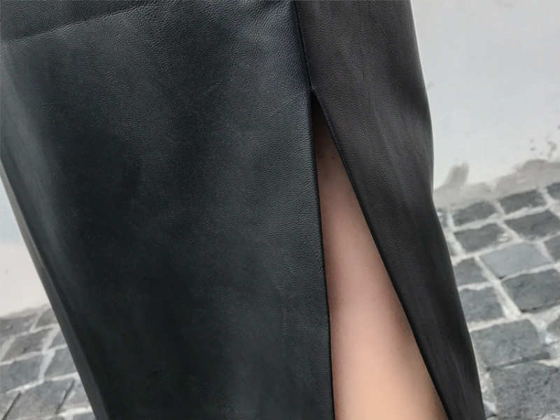 サイドスリットエコレザーロングスカート