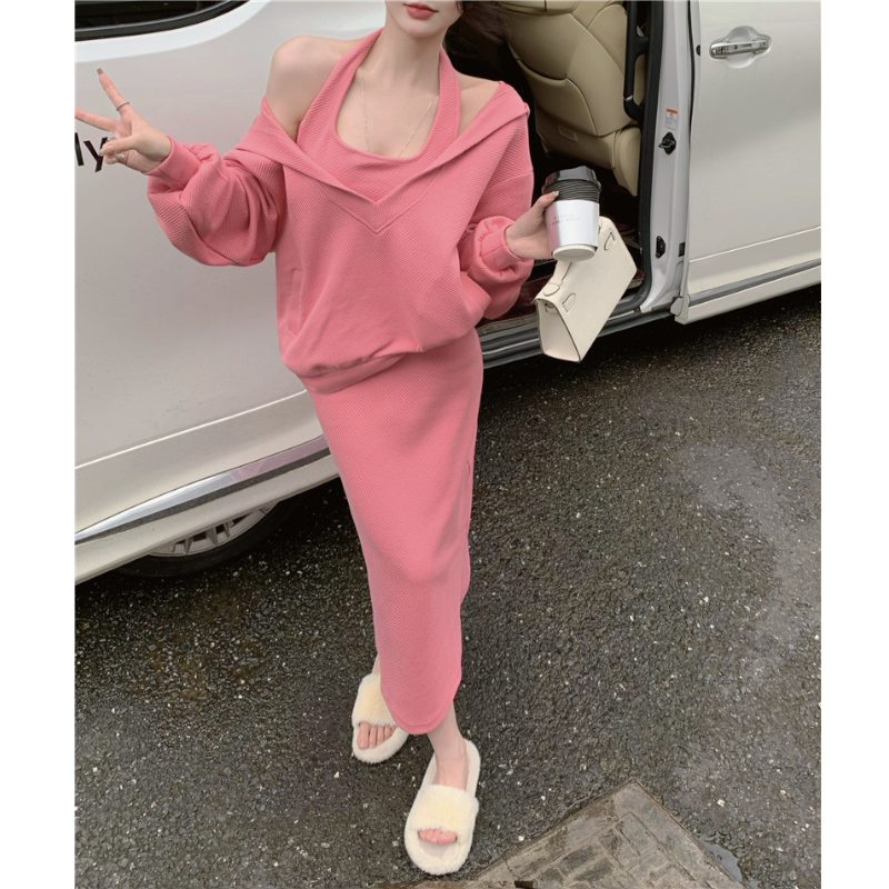 フーディーオーバーニット×ホルターネックニットワンピース