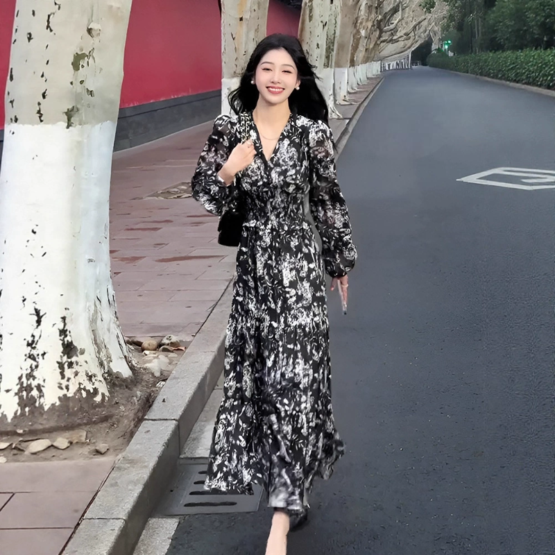 モノトーンフラワーＶネックワンピース