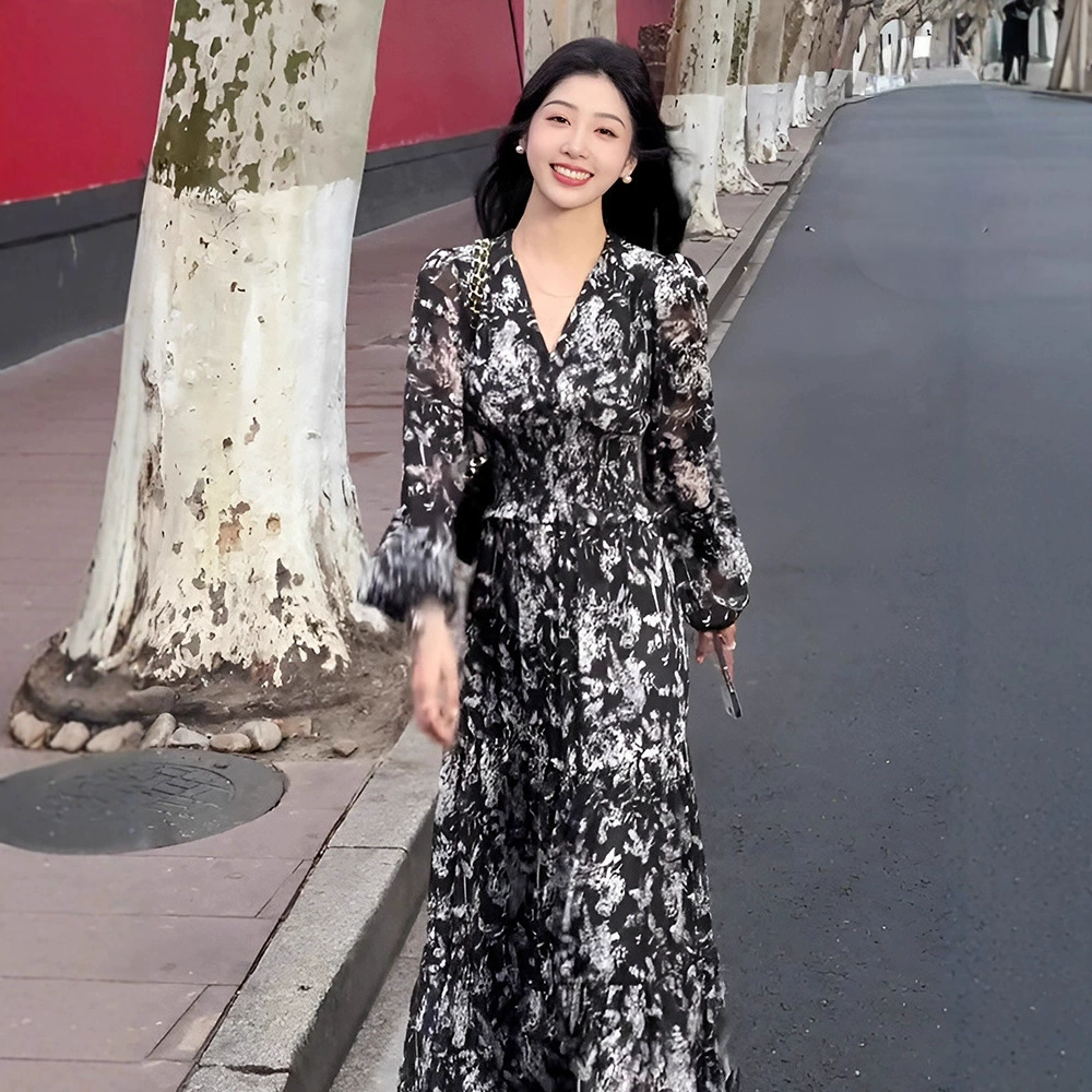 モノトーンフラワーＶネックワンピース