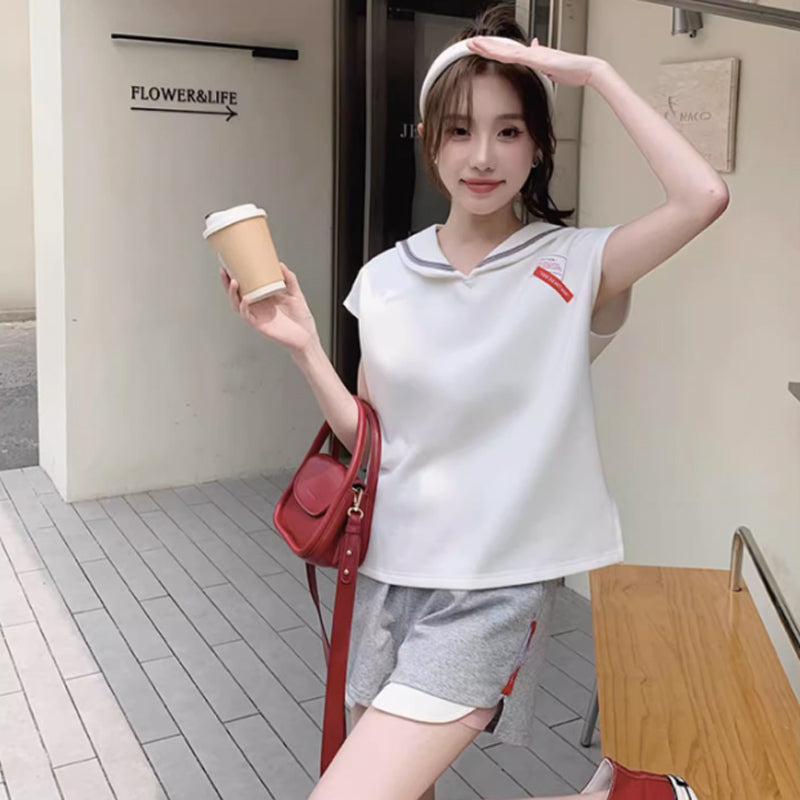 セーラーカラートップ×スウェットショートパンツ