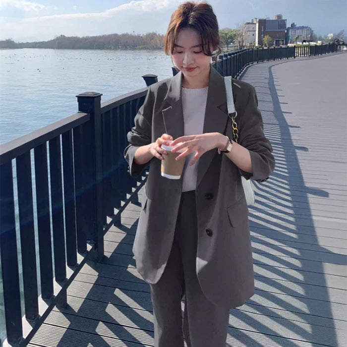 チャコールパンツスーツ