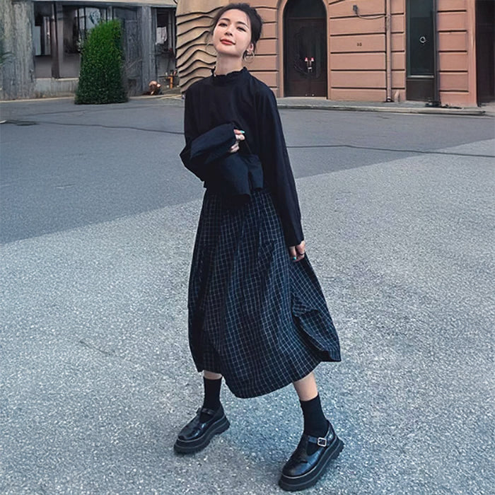 スタンドカラーブラウス×ベスト×ブラックチェックスカート