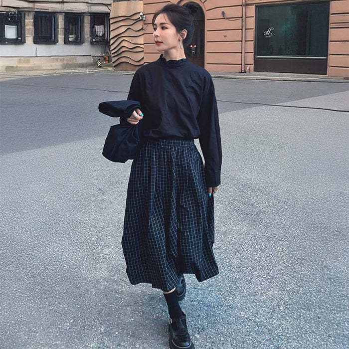 スタンドカラーブラウス×ベスト×ブラックチェックスカート