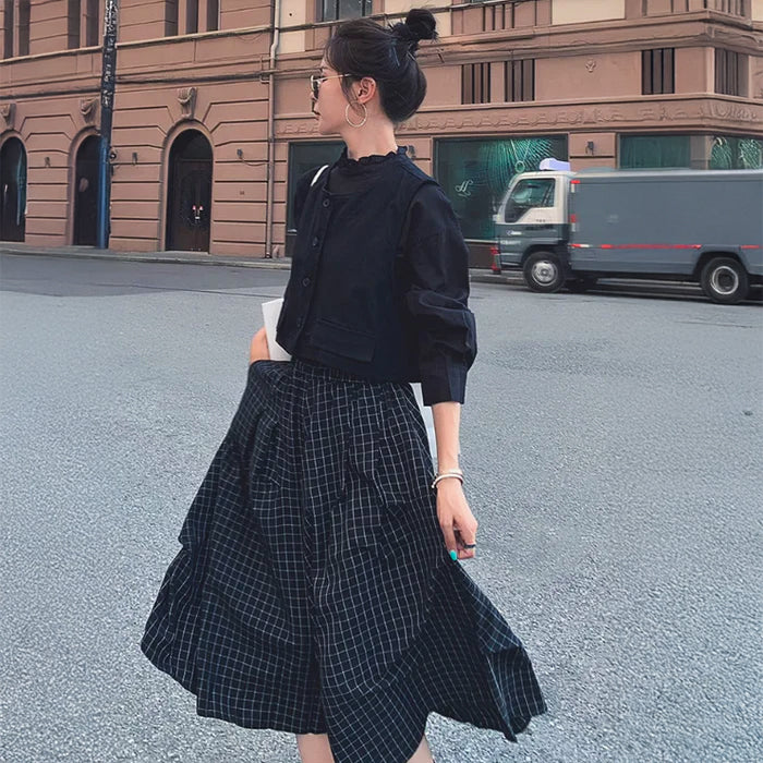 スタンドカラーブラウス×ベスト×ブラックチェックスカート