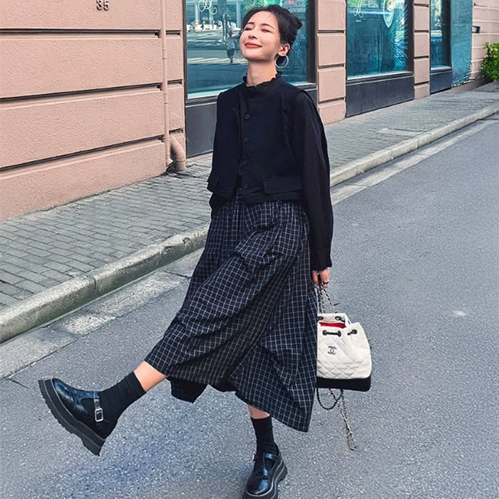 スタンドカラーブラウス×ベスト×ブラックチェックスカート