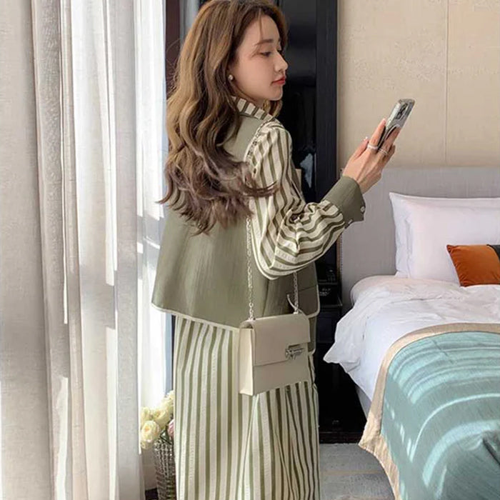 ツートンベスト×ストライプシャツワンピース