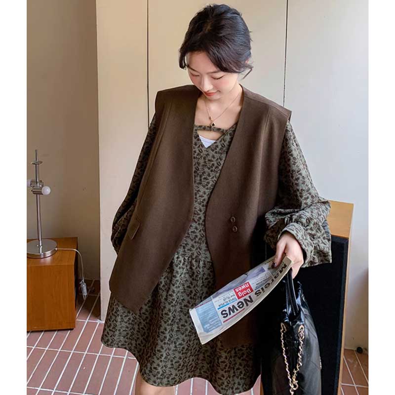 ミディ丈ベスト×シックフラワーワンピース