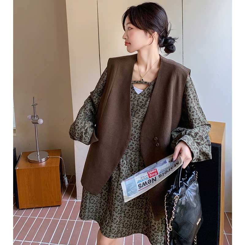 ミディ丈ベスト×シックフラワーワンピース