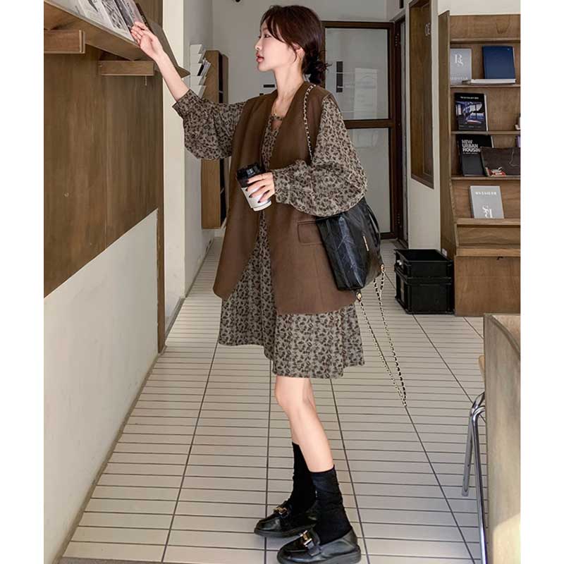 ミディ丈ベスト×シックフラワーワンピース