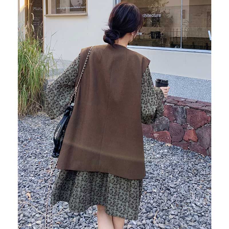 ミディ丈ベスト×シックフラワーワンピース