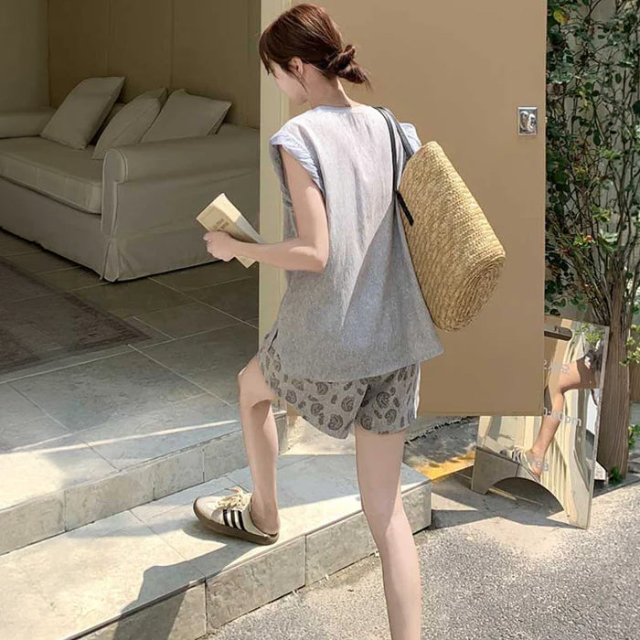 フリル袖トップス×ペイズリー柄ショートパンツ