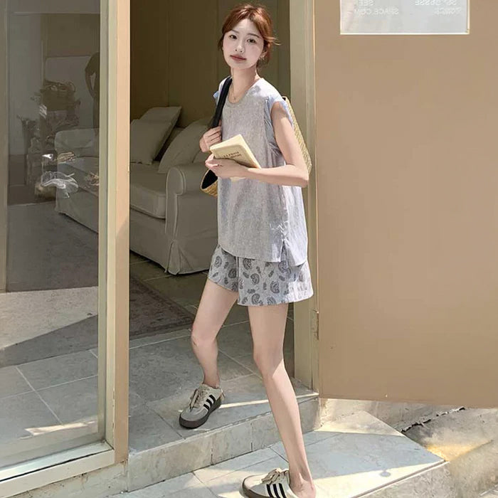 フリル袖トップス×ペイズリー柄ショートパンツ