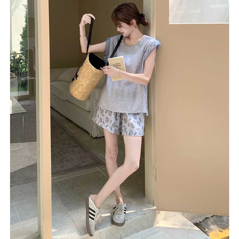 フリル袖トップス×ペイズリー柄ショートパンツ