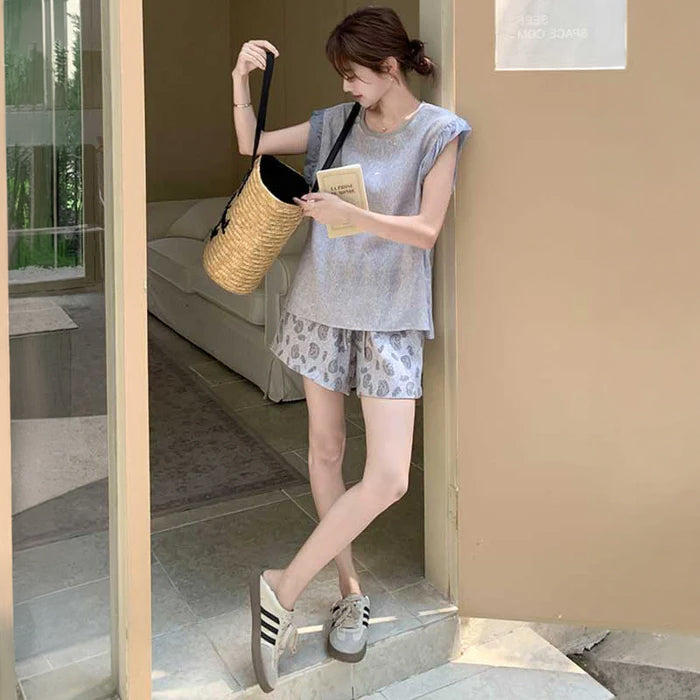 フリル袖トップス×ペイズリー柄ショートパンツ