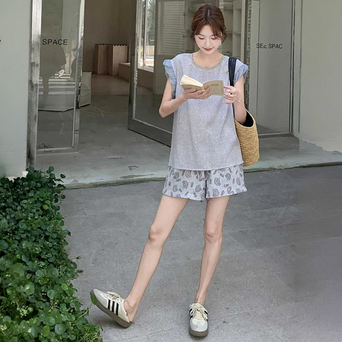 フリル袖トップス×ペイズリー柄ショートパンツ
