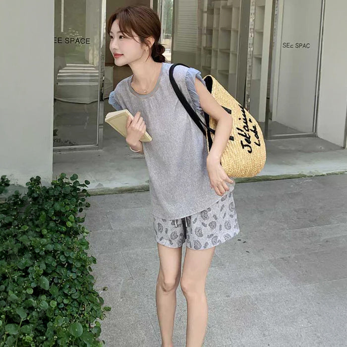 フリル袖トップス×ペイズリー柄ショートパンツ