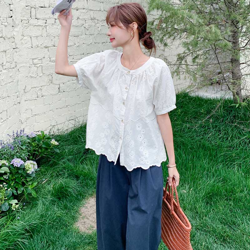 レース刺繍ブラウス×ネイビーワイドパンツ